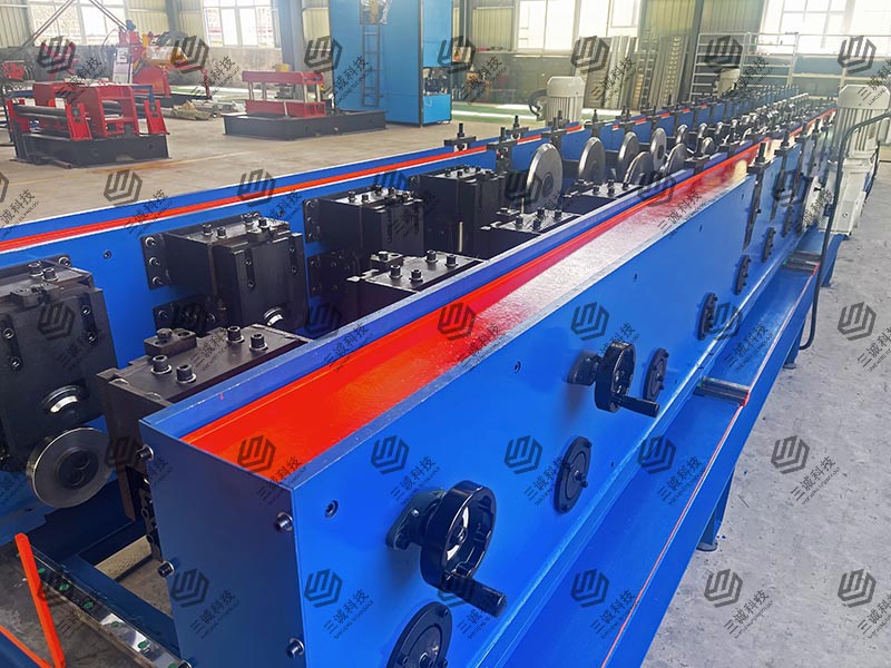 模壓電纜橋架生產線